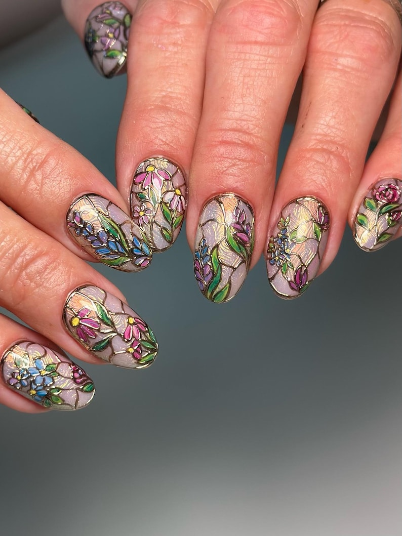 Vintage European-inspired floral press-on nails with detailed gold filigree, designed for an elegant and high-fashion aesthetic.